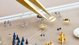 南京万国指定维修门店打开表壳